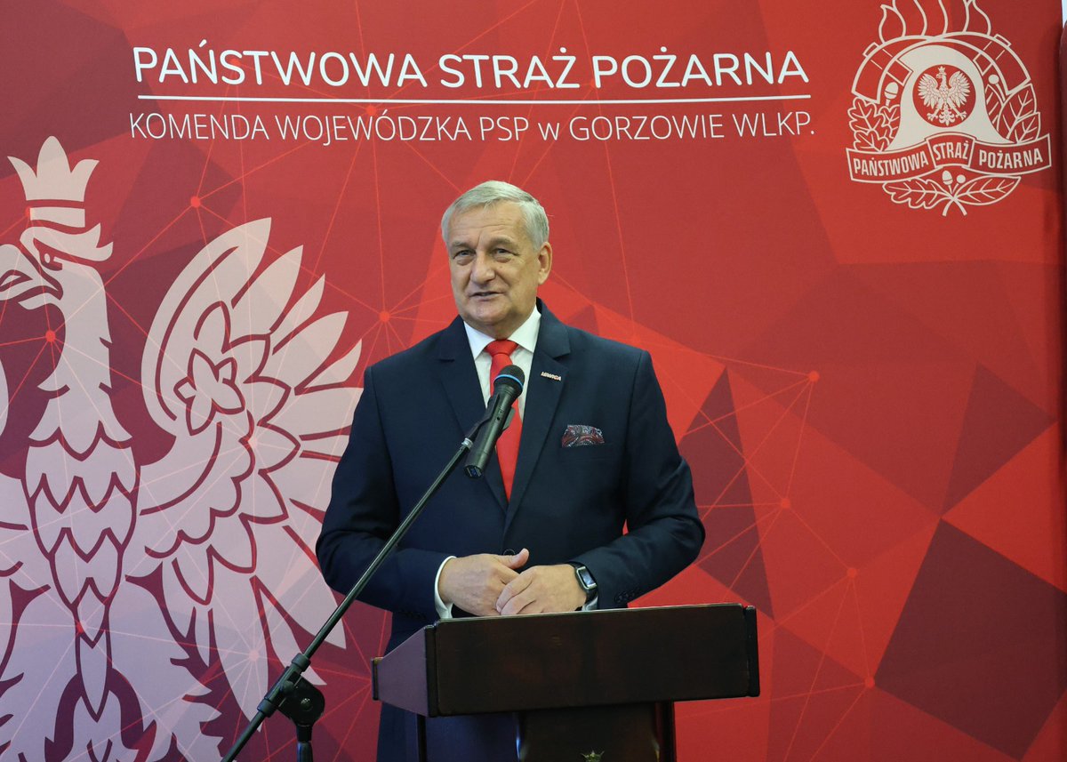 MSWiA_GOV_PL's tweet photo. 📍 Woj. lubuskie | Jesteśmy w Gorzowie Wielkopolskim! Dlaczego?

To ważny dzień dla młodych strażaków z Młodzieżowych Drużyn Pożarniczych. To oni swoją wiedzą, zaangażowaniem i pomysłami pomagają dbać o bezpieczeństwo lokalnych społeczności. Jak?⤵️

Impulsem do działania był ogólnopolski konkurs @KGPSP dla MDP pt. „Budujemy system odporności społecznej w lokalnych społecznościach”. Jego celem było tworzenie projektów, które uczą mieszkańców, jak przygotować się na sytuacje kryzysowe i reagować na zagrożenia. 

Dziś w woj. lubuskim wiceminister @Szczepanski2019 ma przyjemność nagrodzić młodych strażaków.

🚒 To nie koniec. Zaczynamy naszą trasę. Przed nami kolejne regiony i kolejne spotkania z młodymi, którzy nie od wczoraj działają dla bezpieczeństwa innych.