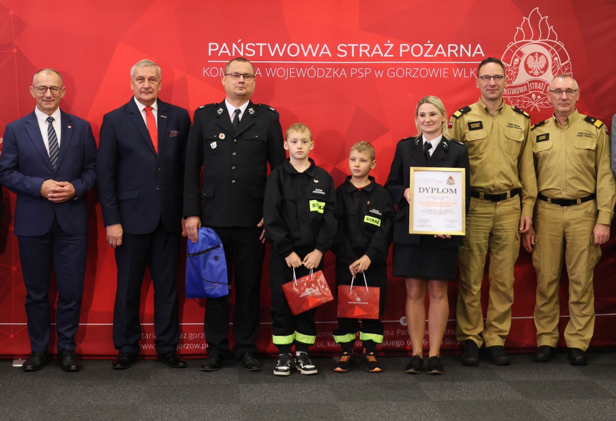 MSWiA_GOV_PL's tweet photo. 📍 Woj. lubuskie | Jesteśmy w Gorzowie Wielkopolskim! Dlaczego?

To ważny dzień dla młodych strażaków z Młodzieżowych Drużyn Pożarniczych. To oni swoją wiedzą, zaangażowaniem i pomysłami pomagają dbać o bezpieczeństwo lokalnych społeczności. Jak?⤵️

Impulsem do działania był ogólnopolski konkurs @KGPSP dla MDP pt. „Budujemy system odporności społecznej w lokalnych społecznościach”. Jego celem było tworzenie projektów, które uczą mieszkańców, jak przygotować się na sytuacje kryzysowe i reagować na zagrożenia. 

Dziś w woj. lubuskim wiceminister @Szczepanski2019 ma przyjemność nagrodzić młodych strażaków.

🚒 To nie koniec. Zaczynamy naszą trasę. Przed nami kolejne regiony i kolejne spotkania z młodymi, którzy nie od wczoraj działają dla bezpieczeństwa innych.