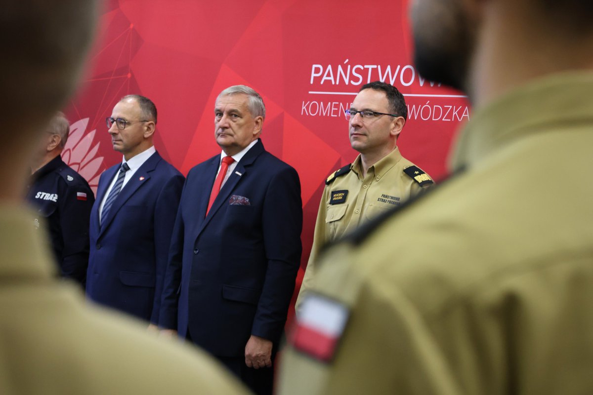 MSWiA_GOV_PL's tweet photo. 📍 Woj. lubuskie | Jesteśmy w Gorzowie Wielkopolskim! Dlaczego?

To ważny dzień dla młodych strażaków z Młodzieżowych Drużyn Pożarniczych. To oni swoją wiedzą, zaangażowaniem i pomysłami pomagają dbać o bezpieczeństwo lokalnych społeczności. Jak?⤵️

Impulsem do działania był ogólnopolski konkurs @KGPSP dla MDP pt. „Budujemy system odporności społecznej w lokalnych społecznościach”. Jego celem było tworzenie projektów, które uczą mieszkańców, jak przygotować się na sytuacje kryzysowe i reagować na zagrożenia. 

Dziś w woj. lubuskim wiceminister @Szczepanski2019 ma przyjemność nagrodzić młodych strażaków.

🚒 To nie koniec. Zaczynamy naszą trasę. Przed nami kolejne regiony i kolejne spotkania z młodymi, którzy nie od wczoraj działają dla bezpieczeństwa innych.
