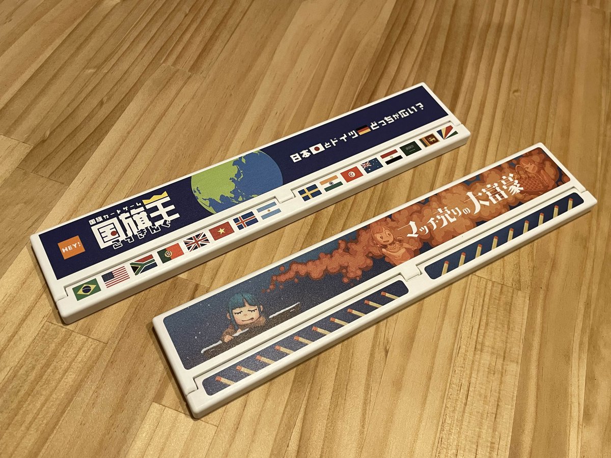 h_e_y_team's tweet photo. 第5弾 #ゲームマーケット2026秋 予約開始
　プレゼントキャンペーン

🎁Dokkoiカードスタンド
　マッチ売りの大富豪 Ver. (2000円)
　国旗王 Ver. (2000円・スタンドを使った新ルール付き！)

合計4000円が当たる！！

① @h_e_y_team をフォロー！
② このポストをリポスト！
で応募完了❗️

持ち運びしやすい平らなカードスタンド！

もちろんゲームマーケットでも販売します！ ぜひご予約ください！

新作🆕　コロコロ将棋　も予約受付中💁‍♀️
🟧HEY! 【土日・エリア70】ブースに是非きてください！ 前回から面積2倍です！