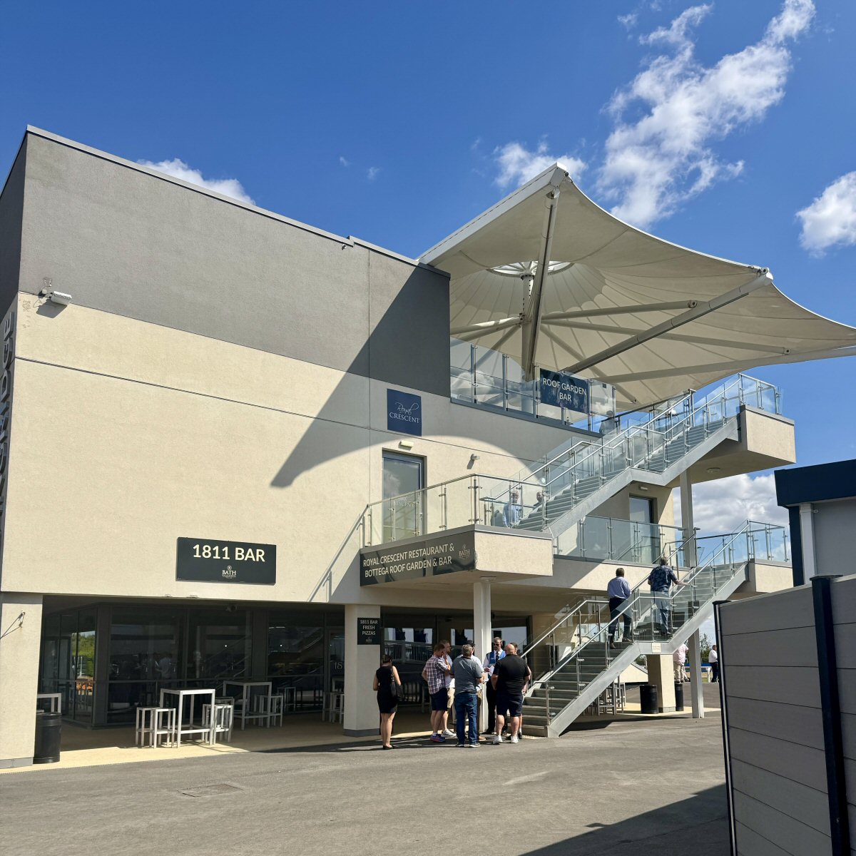 StickyBeakBlog's tweet photo. Racing, a three-course meal and The Wurzels made for a brilliant day at Bath Racecourse 🏇🎶 

Our review: https://t.co/eyPyxziGWt https://t.co/6nAOBySWQP