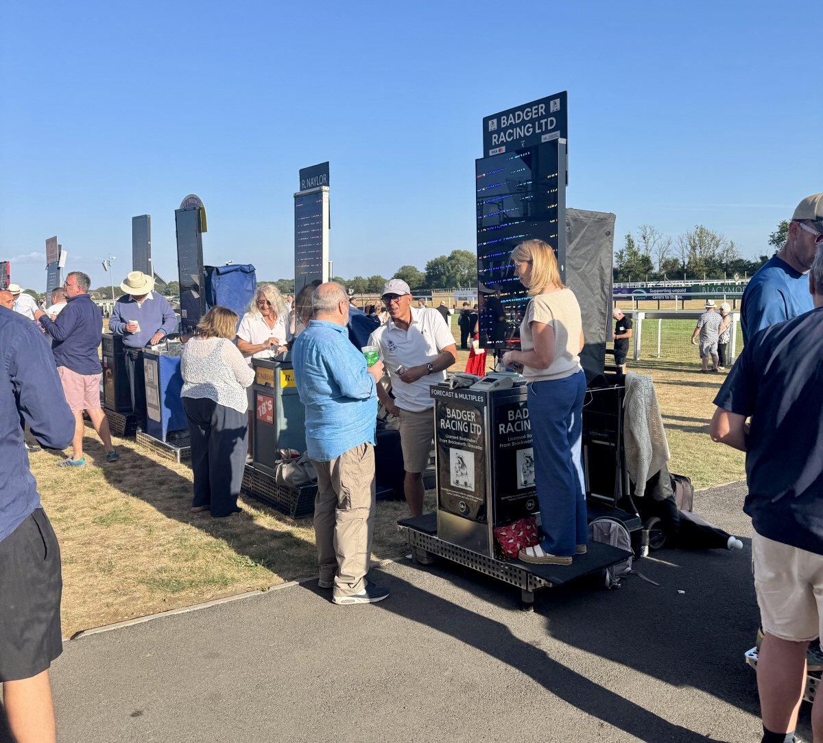 StickyBeakBlog's tweet photo. Racing, a three-course meal and The Wurzels made for a brilliant day at Bath Racecourse 🏇🎶 

Our review: https://t.co/eyPyxziGWt https://t.co/6nAOBySWQP