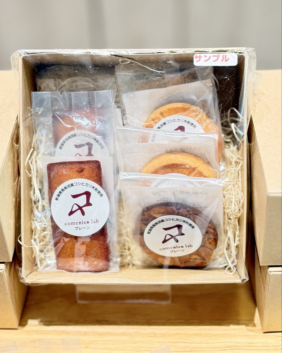 gf_yowalog's tweet photo. 📍Comenico Labo（コメニコラボ）

押上にあるお店で、魚沼産コシヒカリの米粉スイーツを販売されています。

場所｜押上駅から徒歩5分
東京都墨田区押上1-46-8 OHビル 1階

メニュー｜米粉スイーツ
シフォンケーキ、クッキー、フィナンシェ、ブルトンヌなど。

日本橋の高島屋でお買い物中に、偶然出会ったお店です'ヮ')。
とっても美味しそうでした😋

#グルテンフリー
#スイーツ
#シフォンケーキ
#comenicolabo