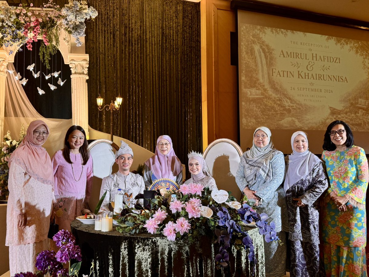 drwanazizah's tweet photo. Alhamdulillah, saya telah berkesempatan menghadiri jemputan majlis pernikahan di Putrajaya. Terima kasih diucapkan kepada Puan Yusliza Mohd Yusof, serta suami En Mohd Fardhi Ahmad atas jemputan.

Tahniah diucapkan kepada kedua belah pihak keluarga pengantin diatas pernikahan anakanda tercinta, Amirul Hafidzi dan pasangannya Fatin Khairunnisa. Didoakan semoga pernikahan dipenuhi mawaddah, rahmah dan sakinah. Aamiin YRA