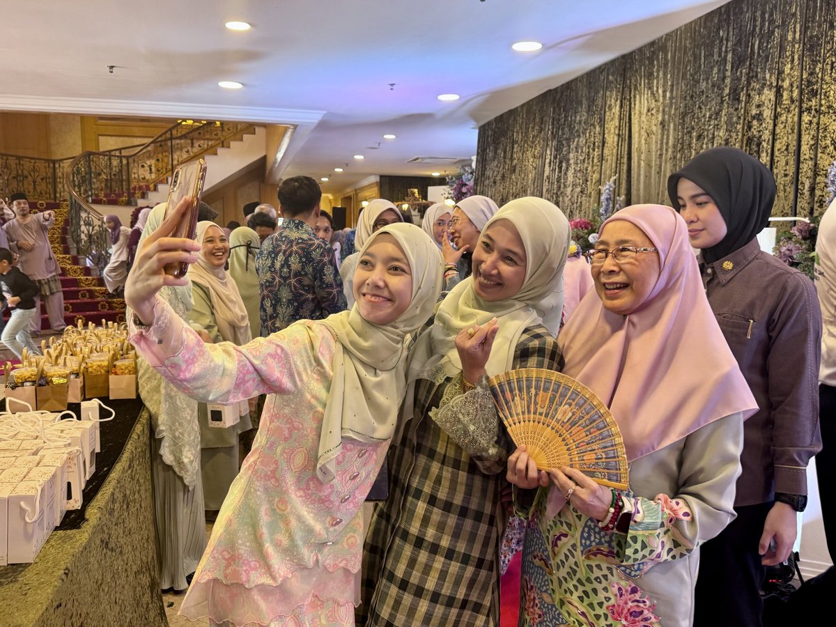 drwanazizah's tweet photo. Alhamdulillah, saya telah berkesempatan menghadiri jemputan majlis pernikahan di Putrajaya. Terima kasih diucapkan kepada Puan Yusliza Mohd Yusof, serta suami En Mohd Fardhi Ahmad atas jemputan.

Tahniah diucapkan kepada kedua belah pihak keluarga pengantin diatas pernikahan anakanda tercinta, Amirul Hafidzi dan pasangannya Fatin Khairunnisa. Didoakan semoga pernikahan dipenuhi mawaddah, rahmah dan sakinah. Aamiin YRA