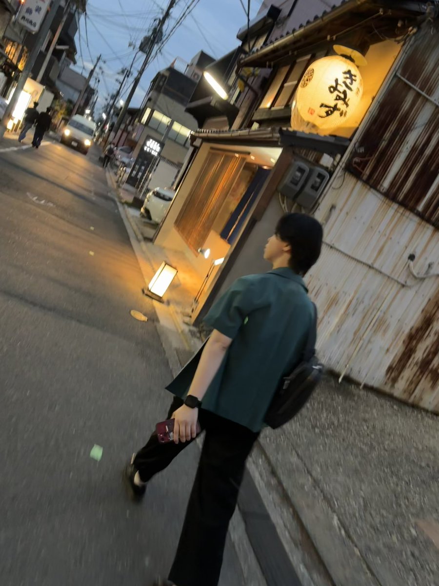 no926re's tweet photo. 後輩さんと京都に来ています。後輩さんが出張で来た��に見つけて最高がってた居酒屋さん目的で来ましたが、肴もお酒も接客もピカイチなお店すぎた。最高すぎて明日これ以上のお店見つけられるか…？となり、飲み食いしてる最中に今夜の予約をお願いする暴挙に出る程でした。今宵も楽しんでいます。 https://t.co/GRb379Qtnk