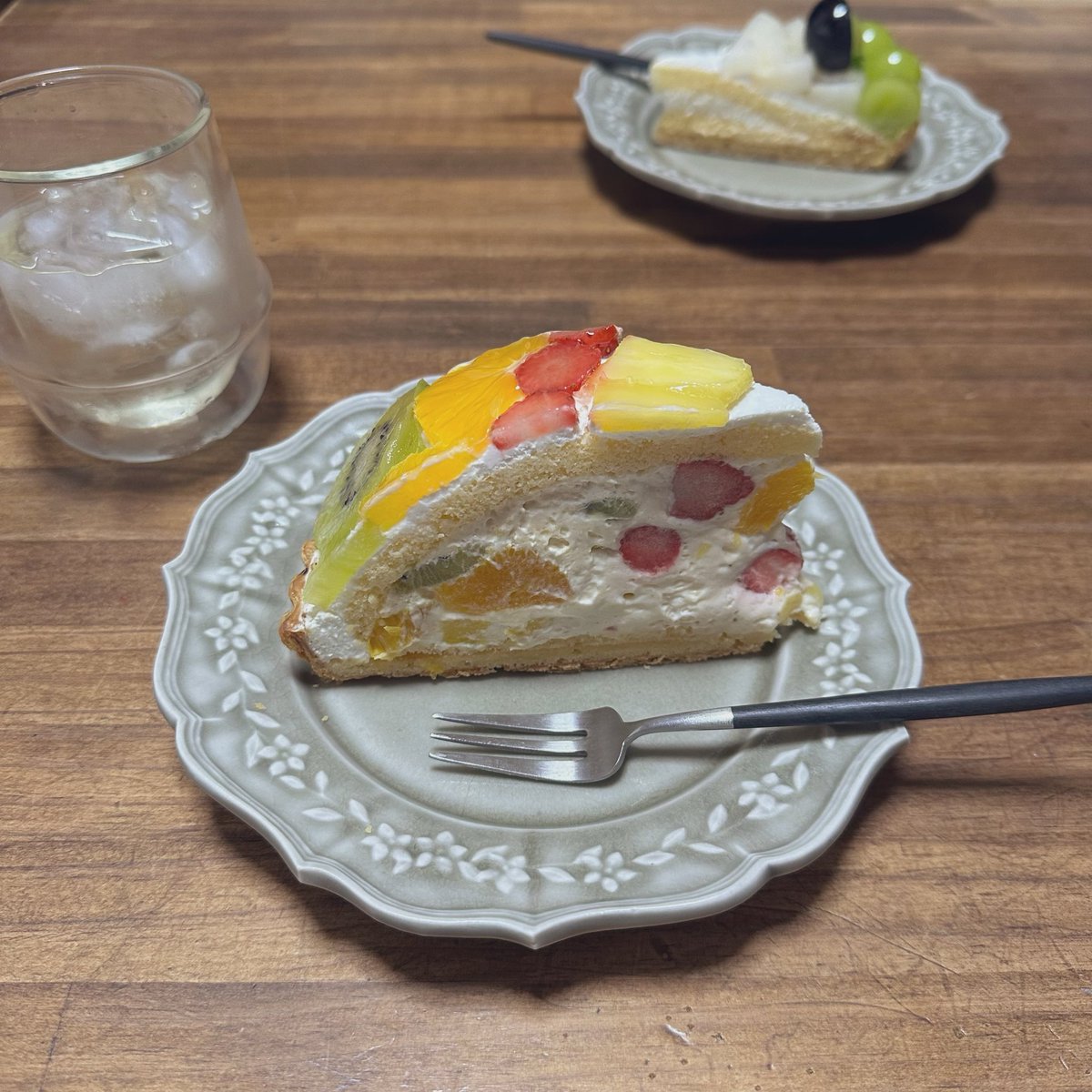 __key92__'s tweet photo. こんな時間だけど食べちゃうよ
ハイボールで乾杯✨

誕生月はお得に買えるの嬉しいね♡

#フルーツピークス https://t.co/HMlW05gDMb