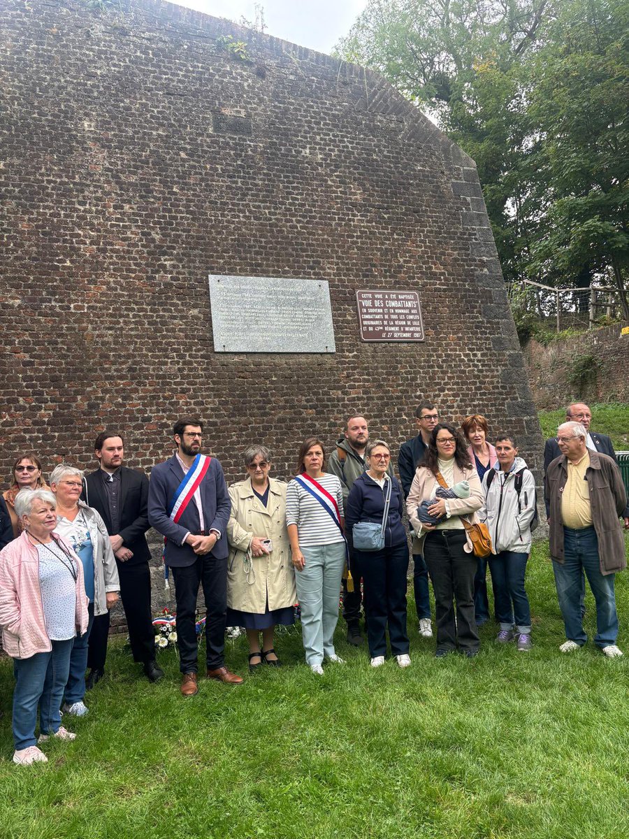 A_Linkenheld's tweet photo. Cérémonie en mémoire des 25 patriotes fusillés par les nazis les 15 et 25 septembre 1941 à la citadelle de #Lille. 
Citoyens, élus, communistes, ils ont payé de leur vie leurs actes de #résistance.
Souvenons-nous en avec respect et la volonté de continuer leur combat antifasciste https://t.co/DCqTedoPEZ