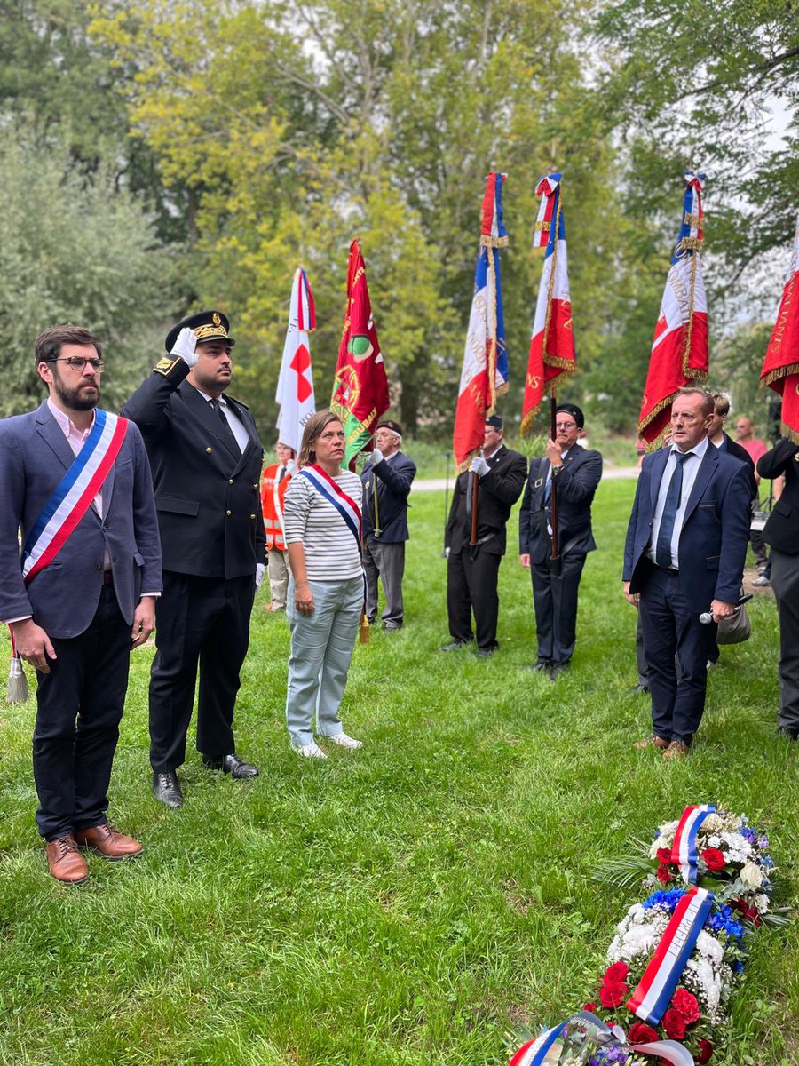 A_Linkenheld's tweet photo. Cérémonie en mémoire des 25 patriotes fusillés par les nazis les 15 et 25 septembre 1941 à la citadelle de #Lille. 
Citoyens, élus, communistes, ils ont payé de leur vie leurs actes de #résistance.
Souvenons-nous en avec respect et la volonté de continuer leur combat antifasciste https://t.co/DCqTedoPEZ