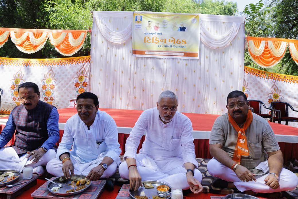 iJagdishBJP's tweet photo. જેના અન્ન ભેગા, એના મન ભેગા..! 

લીંબડી વિધાનસભાના બૂથ પ્રમુખો સાથે ટિફિન બેઠક.

#SevaSankalpAbhiyan https://t.co/uD2HrSEbXj