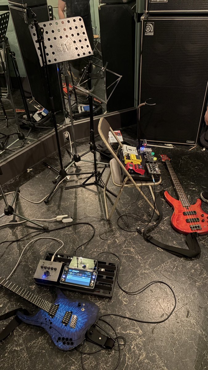 YMD_Maverick's tweet photo. 本日はElithで初めてスタジオに出動。

1960キャビにPower stage100で通したらQCの音が気持ちよかったです。
やっぱりデカい音で鳴らすと良いね👍 https://t.co/CTYjiwVTiF