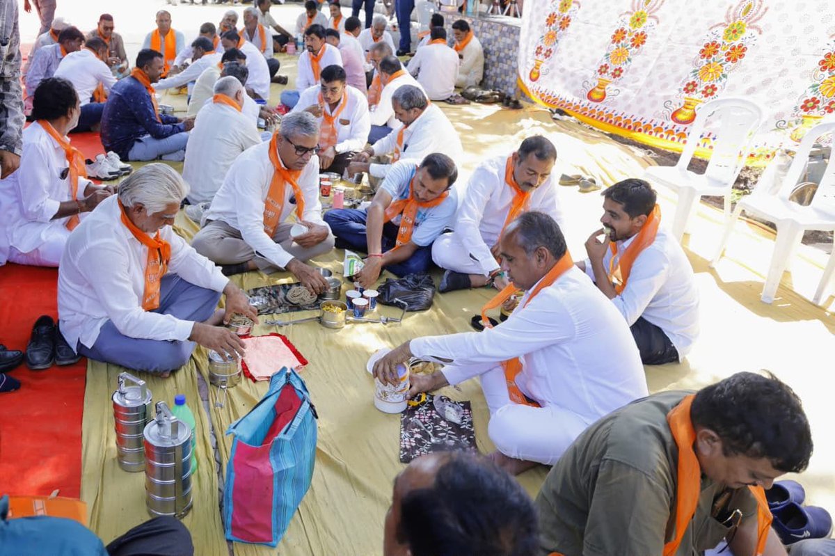 iJagdishBJP's tweet photo. જેના અન્ન ભેગા, એના મન ભેગા..! 

લીંબડી વિધાનસભાના બૂથ પ્રમુખો સાથે ટિફિન બેઠક.

#SevaSankalpAbhiyan https://t.co/uD2HrSEbXj