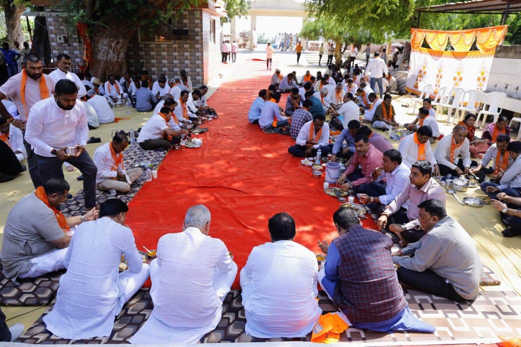 iJagdishBJP's tweet photo. જેના અન્ન ભેગા, એના મન ભેગા..! 

લીંબડી વિધાનસભાના બૂથ પ્રમુખો સાથે ટિફિન બેઠક.

#SevaSankalpAbhiyan https://t.co/uD2HrSEbXj