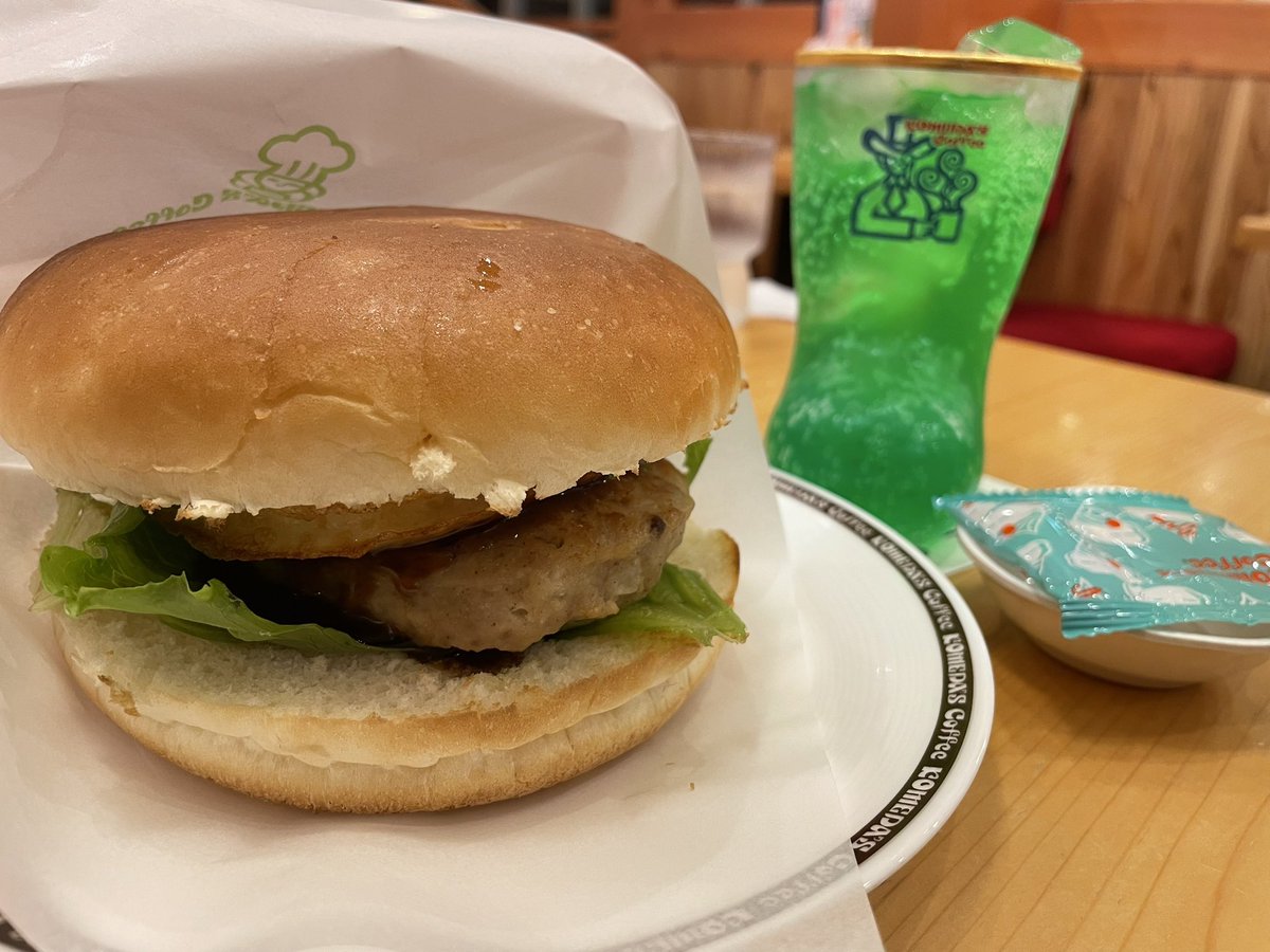 yachi8386's tweet photo. コメダ珈琲店の月見バーガー🍔🌕✨️
デッカ‼️ https://t.co/goShxA05JD