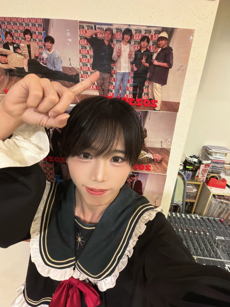 KM_StarPrince's tweet photo. インドウさんで推しごと！ありがとうございました‼️

火曜日に続いてワンブレンダーさんとまた対バンライブできて嬉しかったし、元アンビシャスさんの方々もいて流石すぎました、お話には聞いていてなかなか見れる機会ないしとても勉強になりました🙇‍♂️

クイズ対決は見事スタプリ勝利です🥇
「おれ以外」の3人が活躍してくれました、これも良い思い出🙃

そして会いにきてくれてありがとう!
最近はたくさんライブをやらせてもらえてる中で、みんなとの思い出がもっとできてきてるなって思ってるよ！
でもおれはまだ足りないぐらい一緒にいたけど、わがまま言ってられないから後悔しないようにみんなとの時間1分1秒これからも大切にしていきます！