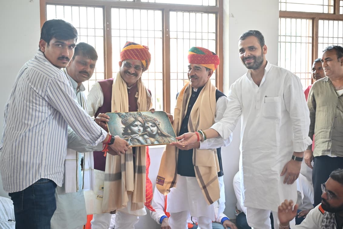 BJP4Rajasthan's tweet photo. चाकसू में ‘वडनगर से वाराणसी’ सेवा संकल्प यात्रा के सेवा यात्रियों का आत्मीय स्वागत किया गया। साथ ही, उनसे संवाद एवं उनके साथ भोजन कर यात्रा को आगे के लिए रवाना किया गया।

इस दौरान भाजपा राजस्थान के प्रदेश अध्यक्ष श्री @madanrrathore, मध्य प्रदेश के पूर्व प्रदेश अध्यक्ष श्री @vdsharmabjp, युवा मोर्चा राजस्थान के प्रदेश अध्यक्ष श्री @ShankarGora, भाजपा प्रदेश महामंत्री श्री @bjpbhupendraRYB एवं श्री @mithileshjaipur तथा विधायक श्री रामावतार बैरवा सहित सेवा यात्री एवं कार्यकर्ता उपस्थित रहे।

#SevaSankapAbhiyaan
#SevaYatra