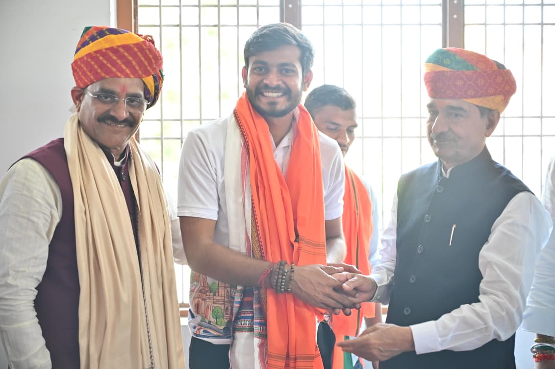 BJP4Rajasthan's tweet photo. चाकसू में ‘वडनगर से वाराणसी’ सेवा संकल्प यात्रा के सेवा यात्रियों का आत्मीय स्वागत किया गया। साथ ही, उनसे संवाद एवं उनके साथ भोजन कर यात्रा को आगे के लिए रवाना किया गया।

इस दौरान भाजपा राजस्थान के प्रदेश अध्यक्ष श्री @madanrrathore, मध्य प्रदेश के पूर्व प्रदेश अध्यक्ष श्री @vdsharmabjp, युवा मोर्चा राजस्थान के प्रदेश अध्यक्ष श्री @ShankarGora, भाजपा प्रदेश महामंत्री श्री @bjpbhupendraRYB एवं श्री @mithileshjaipur तथा विधायक श्री रामावतार बैरवा सहित सेवा यात्री एवं कार्यकर्ता उपस्थित रहे।

#SevaSankapAbhiyaan
#SevaYatra