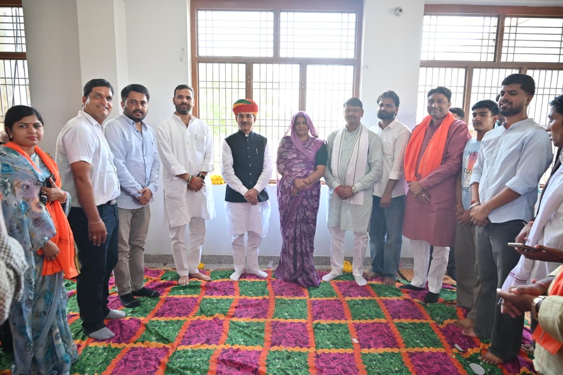 BJP4Rajasthan's tweet photo. चाकसू में ‘वडनगर से वाराणसी’ सेवा संकल्प यात्रा के सेवा यात्रियों का आत्मीय स्वागत किया गया। साथ ही, उनसे संवाद एवं उनके साथ भोजन कर यात्रा को आगे के लिए रवाना किया गया।

इस दौरान भाजपा राजस्थान के प्रदेश अध्यक्ष श्री @madanrrathore, मध्य प्रदेश के पूर्व प्रदेश अध्यक्ष श्री @vdsharmabjp, युवा मोर्चा राजस्थान के प्रदेश अध्यक्ष श्री @ShankarGora, भाजपा प्रदेश महामंत्री श्री @bjpbhupendraRYB एवं श्री @mithileshjaipur तथा विधायक श्री रामावतार बैरवा सहित सेवा यात्री एवं कार्यकर्ता उपस्थित रहे।

#SevaSankapAbhiyaan
#SevaYatra