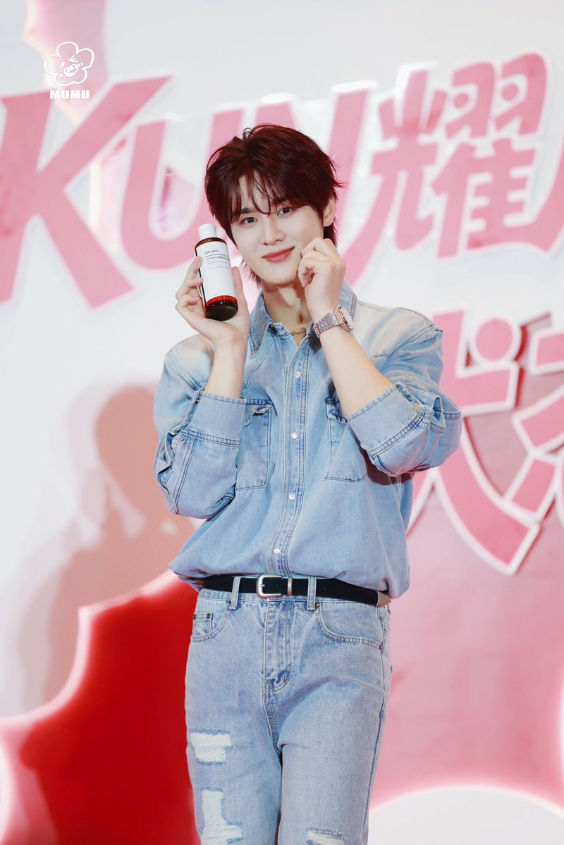 nuomunuomu0101's tweet photo. 「20260926  深圳达尔肤一日店长见面会」#KUN #钱锟 #쿤 #WayV #威神V
#クン https://t.co/33j5uIqJQO