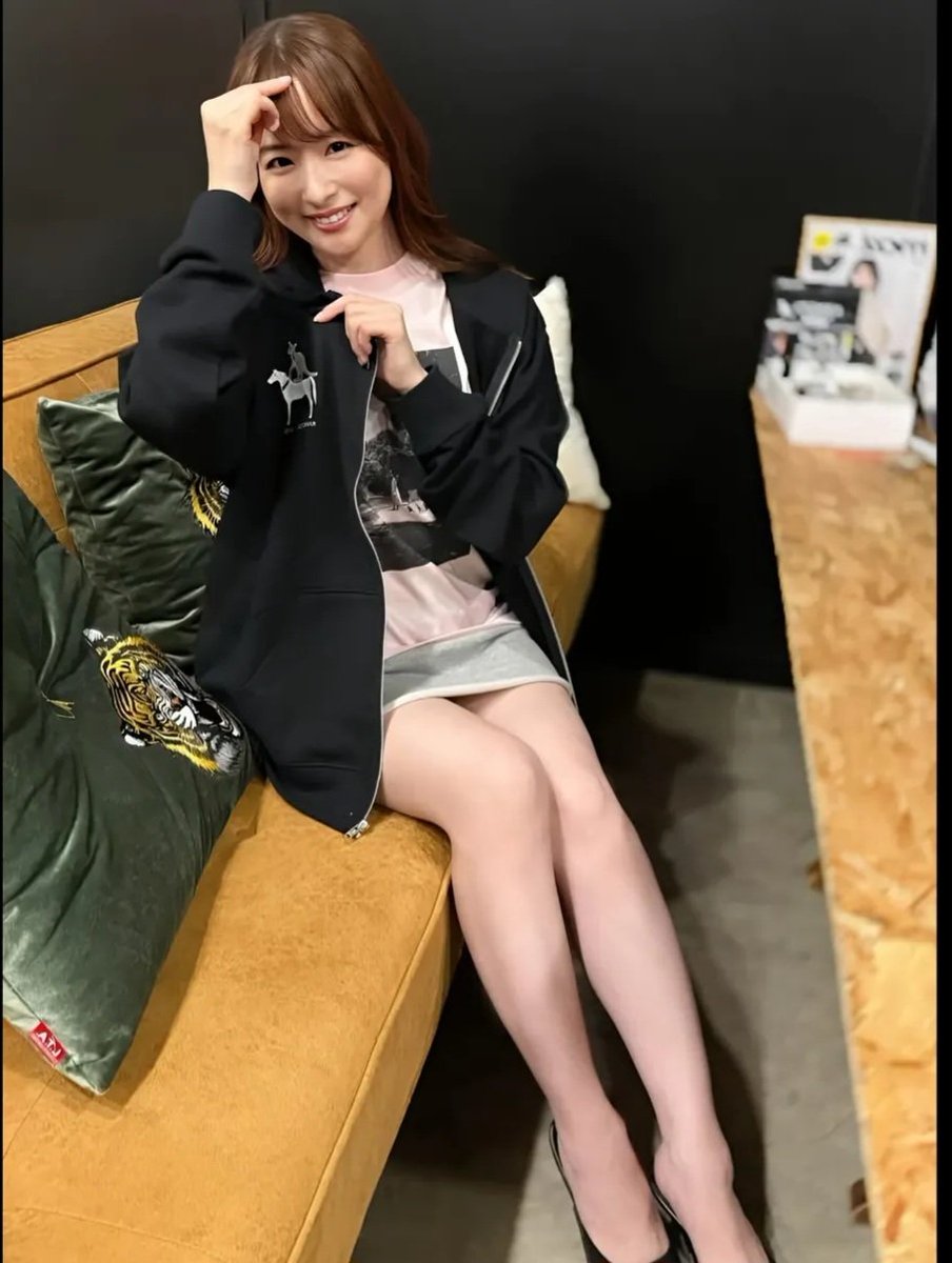 mlooka__97's tweet photo. 皆藤愛子さん(42)、42歳でこの超ミニスカ生脚は強すぎる https://t.co/OreulpGMRh