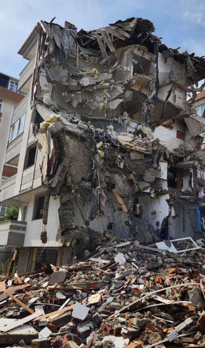 segunkoc's tweet photo. Çocukluğum, gençliğim, 24 senem artık sadece beton yığını... 🥀 https://t.co/lMeycFmvC1