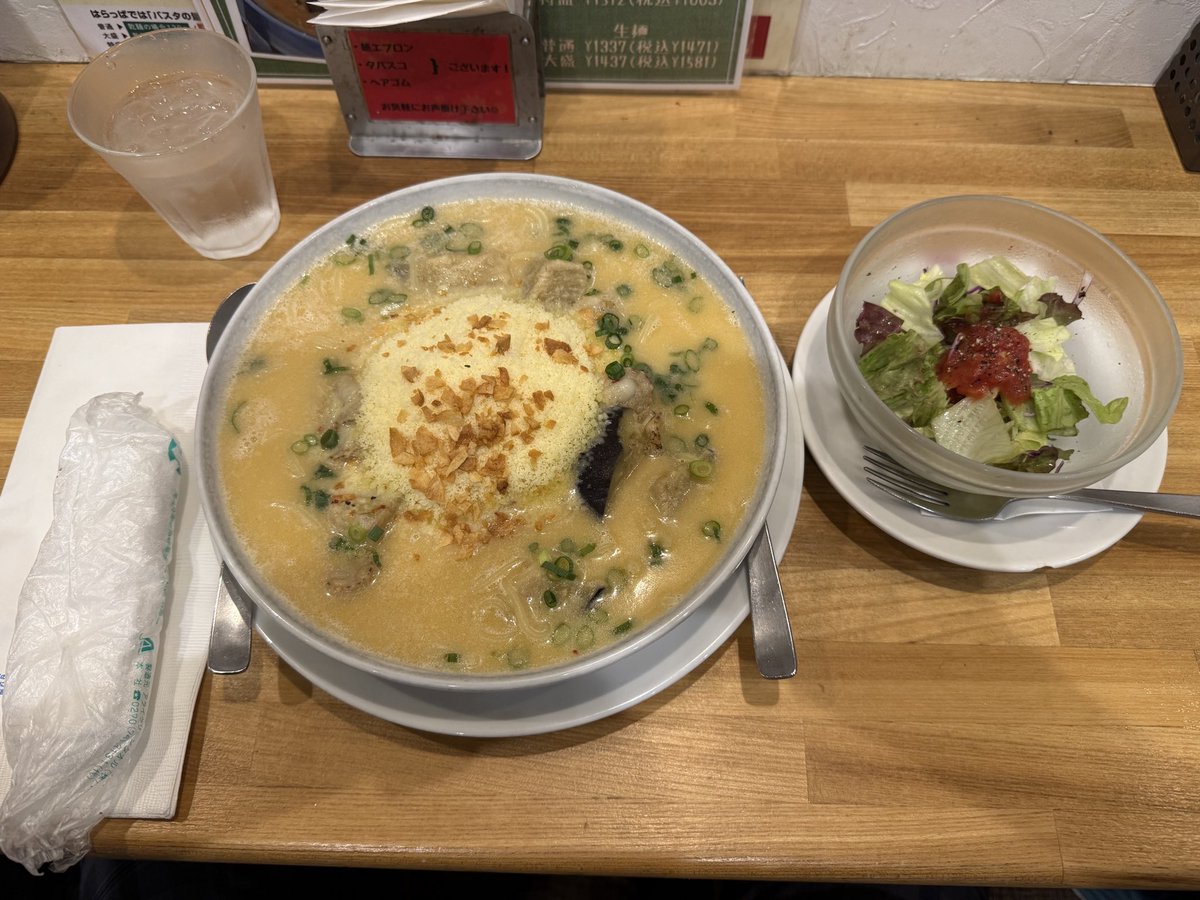 Shinney3's tweet photo. 高崎に来たから取り敢えず ”はらっぱ” のパスタ🍝
去年、辛い特盛り食べて腹の調子悪くなって💩散々な結果だったから今日は大盛りでサラダ🥗パン🥐ドリンク🥤付けてバランスよくしたつもり😋小腹が空くけど悪くはない感じ🤞
でもタフなコース、どうなるか分からない😅

#榛名湖マラソン https://t.co/bFlR6ZHrfv