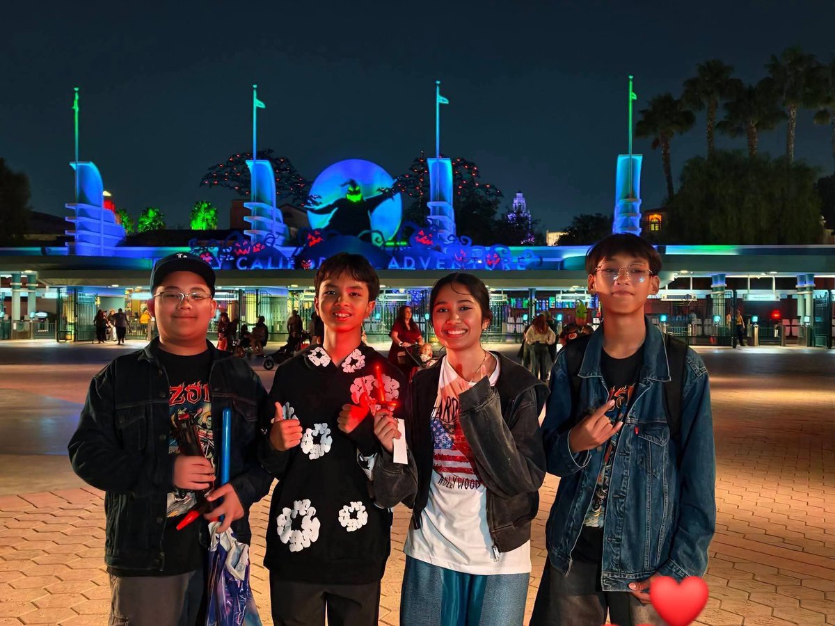 tamon_huiyong's tweet photo. ไม่ว่าเวทีจะยิ่งใหญ่แค่ไหน... เสร็จจากงานและภารกิจ 'เด็กก็คือเด็ก' เสมอ ได้เวลาถอดหมวกแชมป์ แล้วมาใส่หมวกดิสนีย์ กินไอติม เที่ยวเล่นให้ฉ่ำปอด ความสำเร็จที่ยิ่งใหญ่คู่ควรกับรอยยิ้ม และความสุขตามวัยแบบนี้ที่สุดแล้ว ✨❤️🎪

#เนเน่รอยัล #วงOZONE #NeneRoyal #Disneyland https://t.co/n8KPVFkXc3