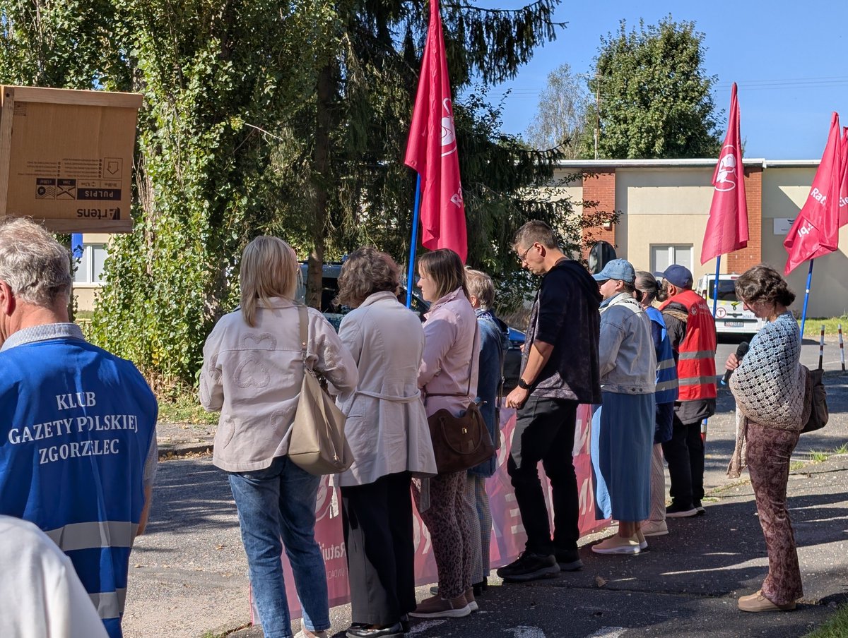 skautotata's tweet photo. Jesteśmy pod szpitalem w Lubaniu razem z @ratujzycie_pl_ . Nie odejdziemy stąd dopóki nie będziemy pewni, że dzieci nienarodzone są tu bezpieczne. https://t.co/5pa0m0P7Ri
