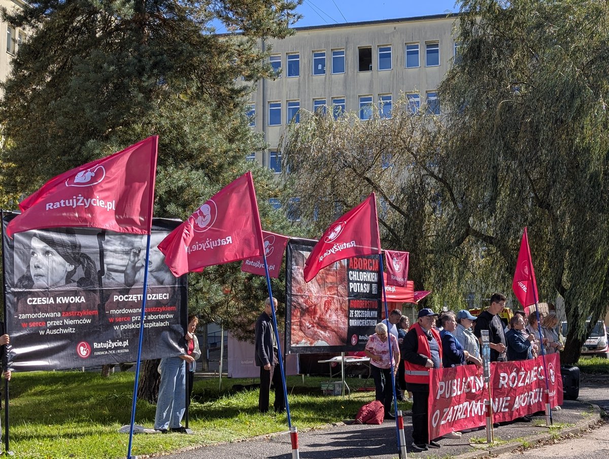 skautotata's tweet photo. Jesteśmy pod szpitalem w Lubaniu razem z @ratujzycie_pl_ . Nie odejdziemy stąd dopóki nie będziemy pewni, że dzieci nienarodzone są tu bezpieczne. https://t.co/5pa0m0P7Ri