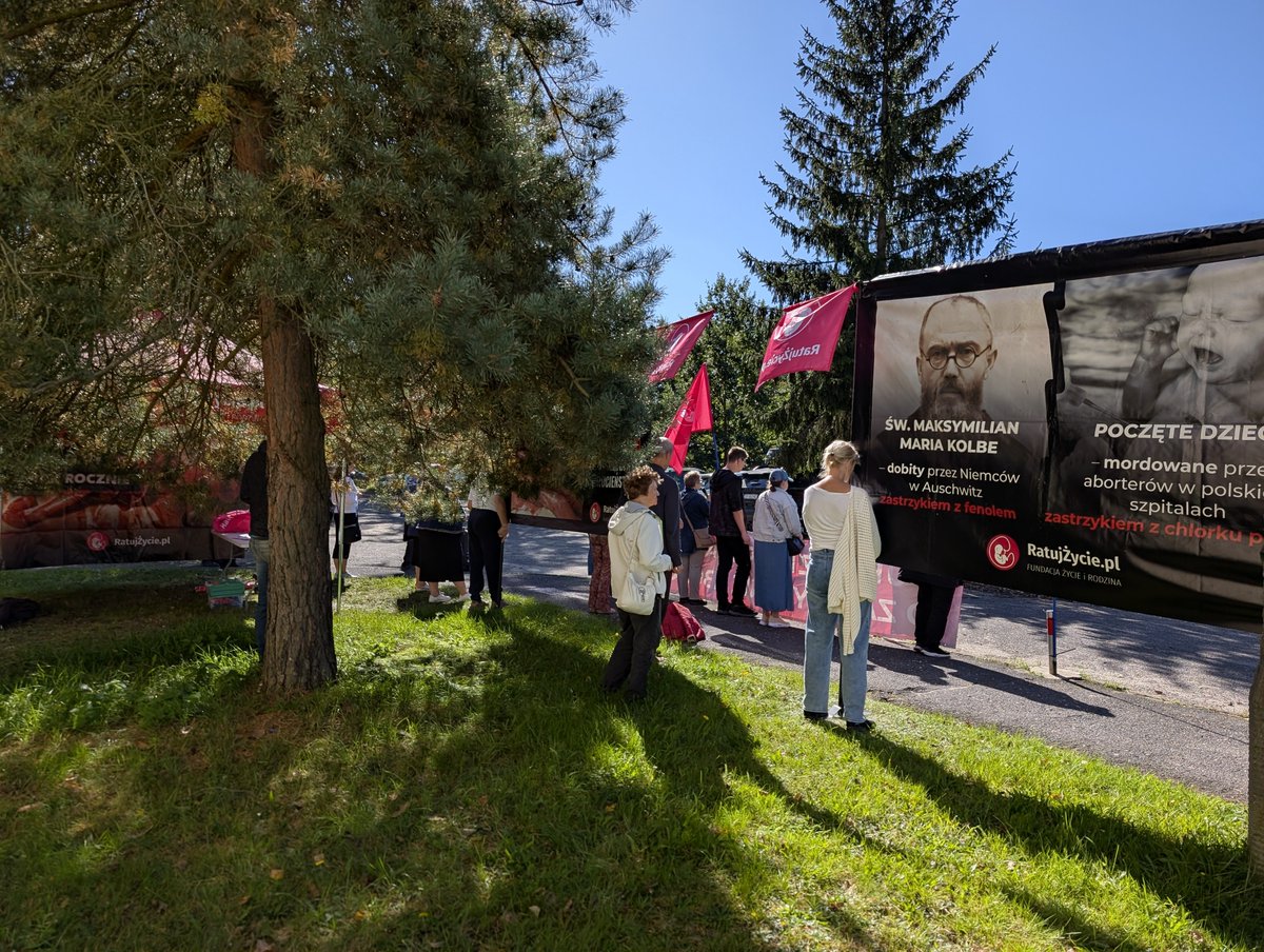 skautotata's tweet photo. Jesteśmy pod szpitalem w Lubaniu razem z @ratujzycie_pl_ . Nie odejdziemy stąd dopóki nie będziemy pewni, że dzieci nienarodzone są tu bezpieczne. https://t.co/5pa0m0P7Ri