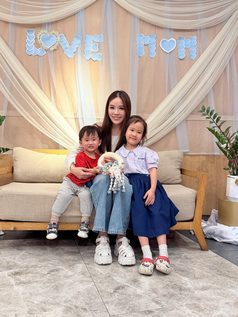 PabloWerbeqe's tweet photo. Another Mother’s Day with all of you. Thank you to Dad, too. https://t.co/H3nzciYeaE