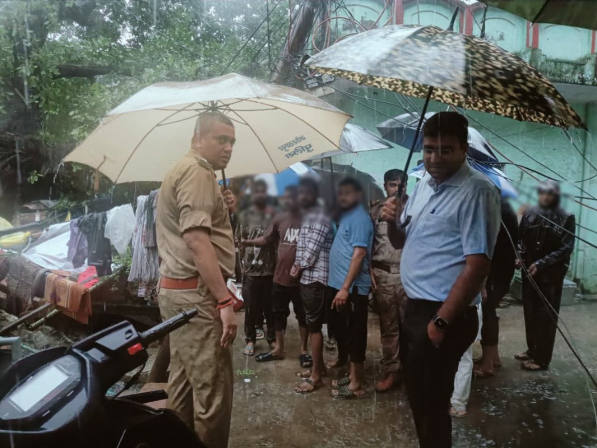 gorakhpurpolice's tweet photo. #gorakhpurpolice
#PoliceAction

➡️आज दिनांक 26.09.2026 को @Dm_Gorakhpur व #sspgorakhpur द्वारा थाना कैण्ट क्षेत्रान्तर्गत बारिश में पेड़ गिरने संबंधित घटनास्थल का निरीक्षण किया गया व सदर अस्पताल में जाकर इलाजरत पीड़ितों से मुलाकात की गयी तथा संबंधित को आवश्यक दिशा निर्देश दिया गया ।

#UPPolice 
@dgpup @AdgGkr @adgzonegkr @diggorakhpur @AdlSPDKPuri