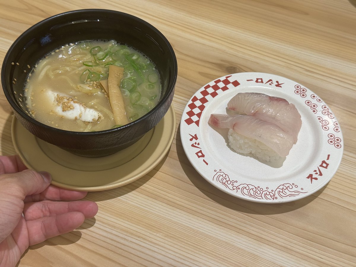 kuriwaki's tweet photo. あれ…これはひょっとして初スシローだったのかも……？
(いつもはま寿司に行ってたマン)
マスカルポーネと生ハムとバジルソース合わせたやつとか、うずらのフライの軍艦とか…好き https://t.co/HW5vSFdHvp
