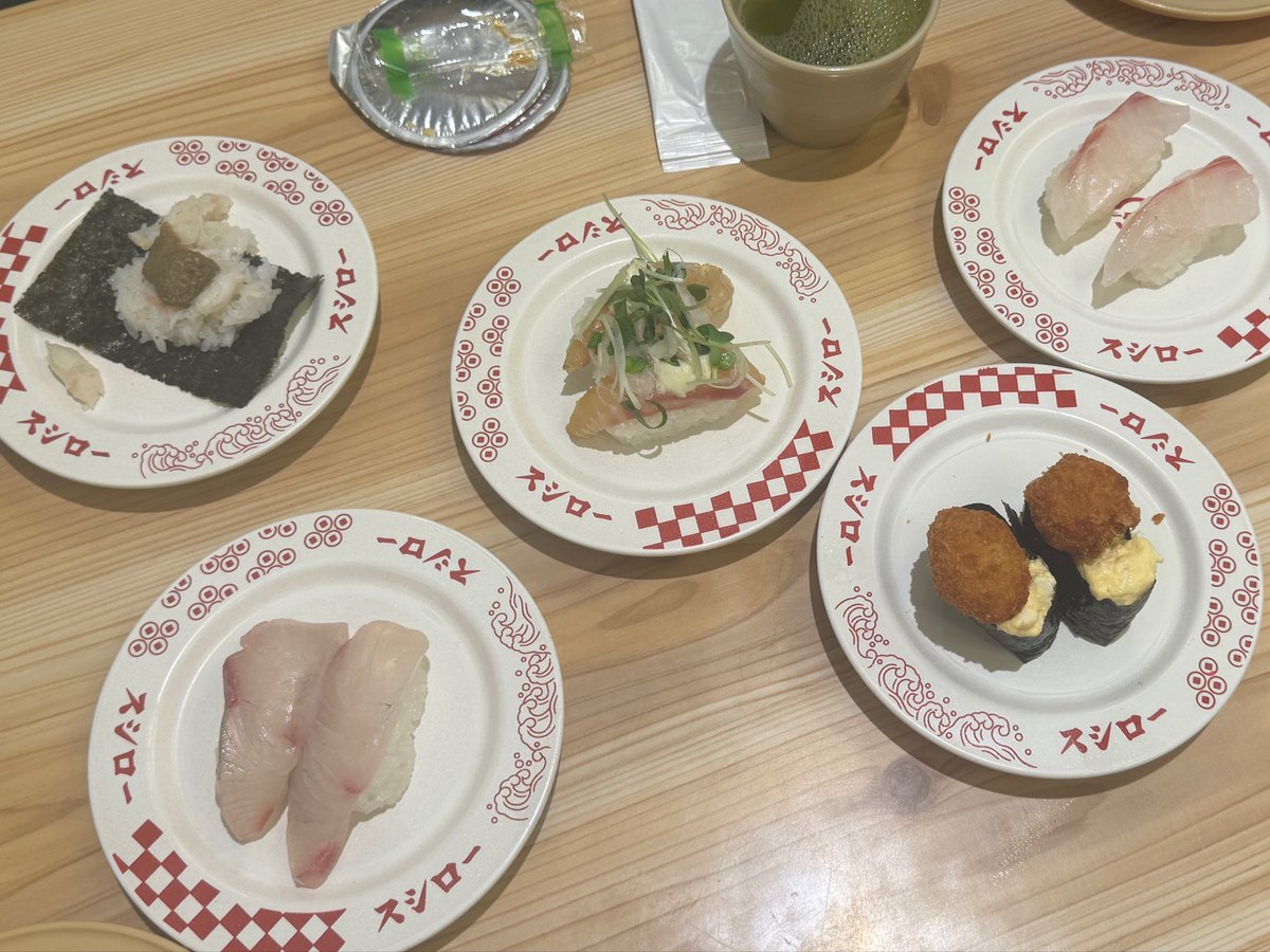 kuriwaki's tweet photo. あれ…これはひょっとして初スシローだったのかも……？
(いつもはま寿司に行ってたマン)
マスカルポーネと生ハムとバジルソース合わせたやつとか、うずらのフライの軍艦とか…好き https://t.co/HW5vSFdHvp