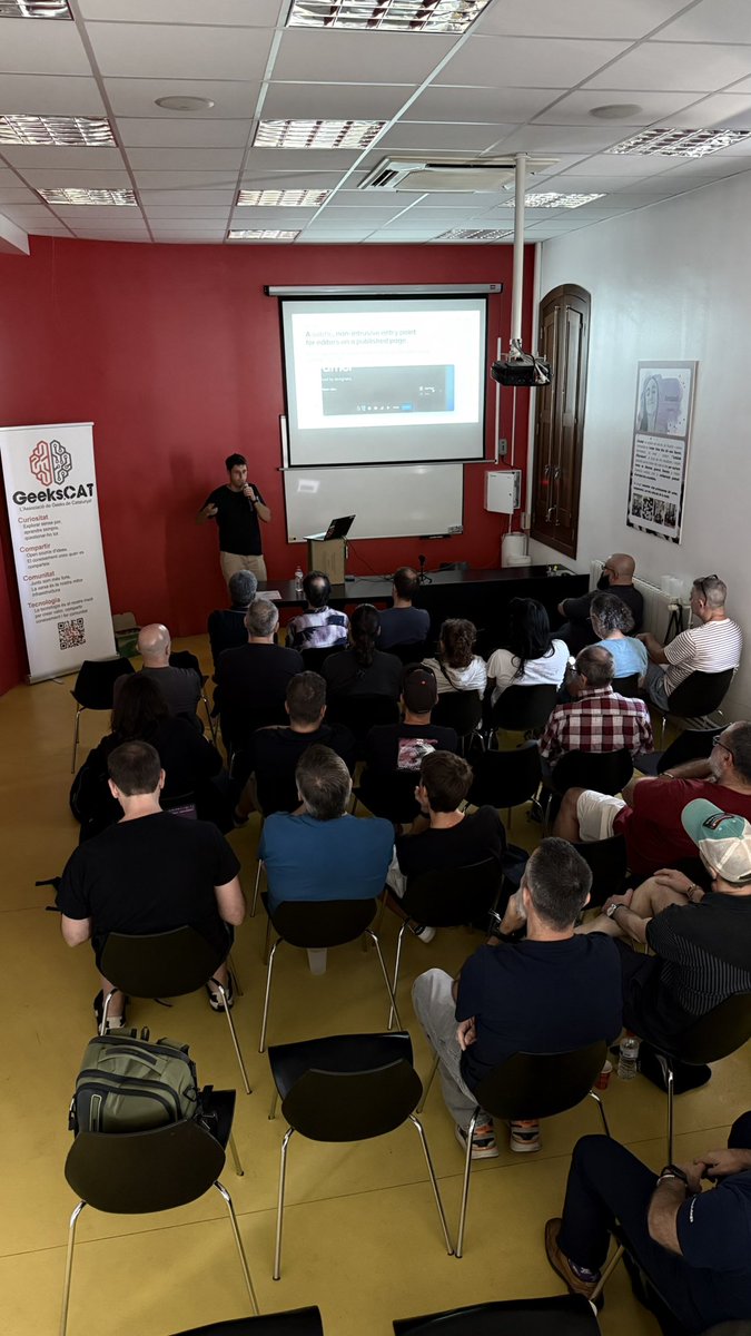 Geeks_CAT's tweet photo. Una xarrada de @carlesnunez de rendiment, de les que li agraden al nostre company @nucliweb ☺️

#GeeksCat #GeeksCatConf https://t.co/dtnYMByT5X