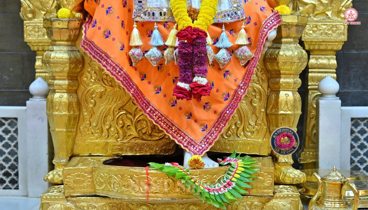 SaiShraddha11's tweet photo. 🙏शिरडी साईबाबा मध्याह्न आरती दर्शन🙏
🌹शनिवार २६ सप्टेम्बर २०२६🌹
जय देव जय देव दत्ता अवधूता। साई अवधूता।जोडूनी कर तव चरणी ठेवितो माथा। जय देव।।
अवतरसीं तूं येता धर्मातें ग्लानी।नास्तिकां नाही तू लाविसी निज भजनीं
दाविसी नाना लीला असंख्य रूपांनी। हरिसी दीनांचे तू संकट दिनरजनी.. https://t.co/JfE3D4FvCf