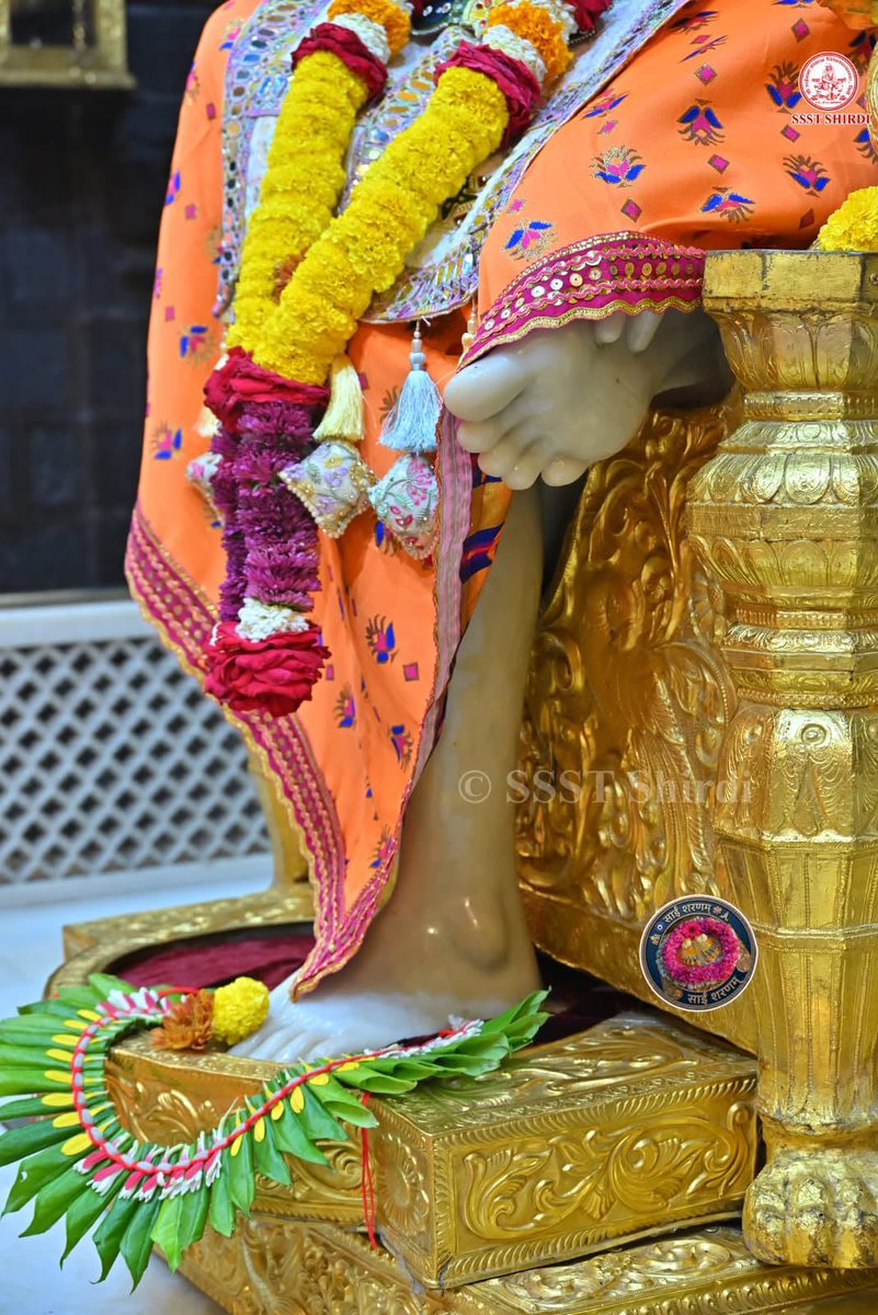SaiShraddha11's tweet photo. 🙏शिरडी साईबाबा मध्याह्न आरती दर्शन🙏
🌹शनिवार २६ सप्टेम्बर २०२६🌹
जय देव जय देव दत्ता अवधूता। साई अवधूता।जोडूनी कर तव चरणी ठेवितो माथा। जय देव।।
अवतरसीं तूं येता धर्मातें ग्लानी।नास्तिकां नाही तू लाविसी निज भजनीं
दाविसी नाना लीला असंख्य रूपांनी। हरिसी दीनांचे तू संकट दिनरजनी.. https://t.co/JfE3D4FvCf