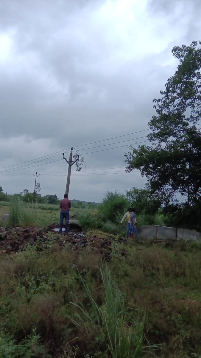 mvvnlAyodhya's tweet photo. विद्युत वितरण खंड मिल्कीपुर के उपकेंद्र
खड़बढ़िया के अंतर्गत तेज आंधी में क्षतिग्रस्त खंभों व लाइनो पर मेंटेनेंस का कार्य किया जा रहा है।
@aksharmaBharat
@EMofficeUP
@ChiefSecyUP
@UPPCLLKO
@UppclChairman
@MVVNLHQ
@ChiefAyodhya
#shutdown
#breakdown https://t.co/FUZG6Nu7K6