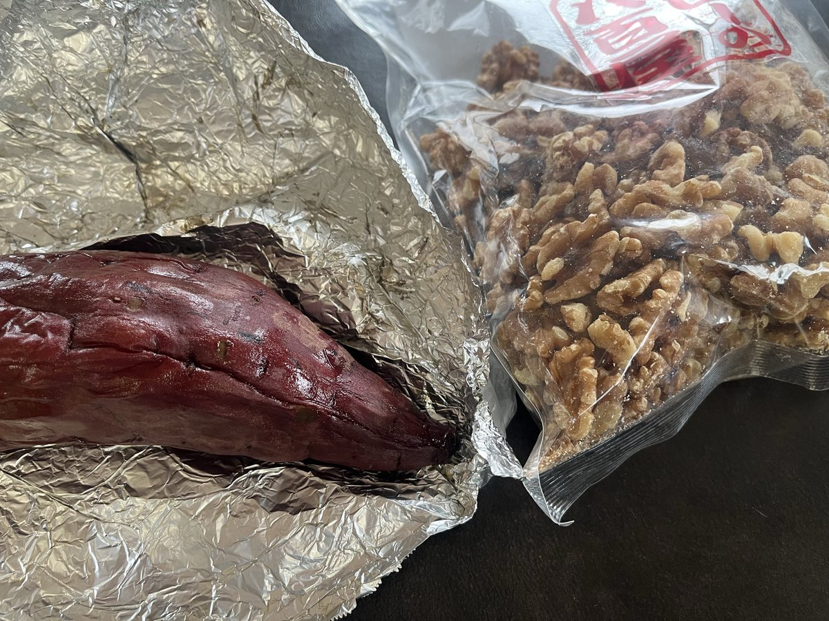 misonipurin's tweet photo. 今日の昼は焼き芋とくるみ、、、
意識高い系みたいで意識低いご飯
ケーキ作ってたから！じかんなくて！ https://t.co/4FSNpCwZE8