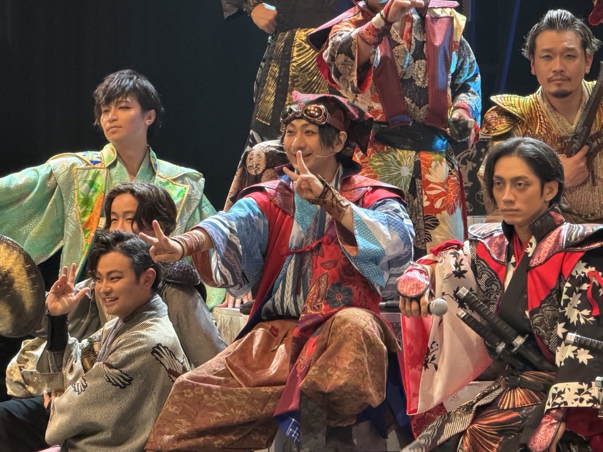 redarmy_0505's tweet photo. ROKUMONSEN！
舞台の作りが面白くて、そこも使えるの！？って感動を密かにしてました（笑）
予想外な展開でビックリすることもあり、ちゃんと笑いをとるところもありであっという間の2時間でした✨
また観たいなぁ https://t.co/JlYsg6BlXE