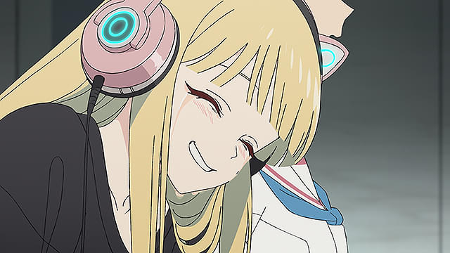 Kikuhiko_Suzuki's tweet photo. 『超かぐや姫！』
⚠️ネタバレがあります｡

復活上映で再鑑賞｡初見では｢よく出来ているけど､作品単体で圧倒するというより､MVやSNSの盛り上がりまで含めたイベント型コンテンツだな｣と思いました｡映画というよりフェス｡観客が勝手に熱狂する仕組みまで設計されている｡なかなか商売上手です｡

しかも本作が差し出す幸福の絵柄は､びっくりするほど分かりやすい｡タワマンの上層階に住み､ゲームや配信で楽しく稼ぎ､大勢から｢すごい｣と言われ､憧れの有名人ともつながる｡そばには可愛いかぐやもいる｡SNSを眺めながら漠然と想像する｢成功した人生｣の盛り合わせセットです｡ここまで来ると､次は何を載せるんだ､湾岸の夜景か､と思う｡

だから初見では､この分かりやすさに少し引っかかりました｡『竹取物語』を仮想空間とボカロ文化で包み､ヒットするための材料を手際よく並べているようにも見える｡しかし二度目に観ると､どうも話はそれほど単純ではない｡本作は､そんな成功の夢を｢薄っぺらい｣と笑っているわけではない｡ライブで歌が届く喜びも､彩葉とかぐやが一緒に過ごす楽しさも､本気で眩しく描いている｡そこがまず､かなり重要です｡

だから花火大会の場面が痛い｡勉強とバイトで忙しい彩葉が､かぐやのために時間を作る｡祭りは楽しい｡花火も綺麗です｡ところが､かぐやが月へ帰ると分かった瞬間､それまでの日々に突然｢期限｣がつく｡かぐやは自分のエンディングを明るく語るのに､彩葉はその横顔を見つめたまま言葉を失う｡同じ花火を見ているのに､二人の時間はもう同じ速さで流れていない｡派手なライブより､あの沈黙のほうがずっと残りました｡

そして二度目には､冒頭から彩葉が見ていたヤチヨの配信も違って見える｡初見では､苦学生が人気ライバーを推しているだけの風景です｡しかしヤチヨの正体を知った後では､憧れの｢有名人とつながる｣という成功の記号が､途方もない時間を隔てた再会の形に変わる｡伏線回収が気持ちいい､で済ませるには少々重すぎる8000年です｡

とはいえ､その8000年を全部｢彩葉を待っていた空白｣と呼ぶのも違うでしょう｡ヤチヨは歌い､ツクヨミを作り､人々と関わってきた｡彩葉も別れた後の10年を､ただ泣いて過ごしたわけではない｡二人はそれぞれの時間を生きながら､あの花火の夜を物語の終点にしなかった｡最後のステージに彩葉､かぐや､ヤチヨが並ぶのは､別れた頃のかぐやだけを取り戻して､彼女が生きた年月を消す結末ではないからです｡

もちろん､再会したから失った時間が返ってくるわけではありません｡でも､取り戻せない過去を抱えたまま､これから一緒にいられる未来は作れる｡本作が書き換えたのは､過去ではなく｢月へ帰ったら､もう会えない｣という『竹取物語』の最終行だったのだと思います｡

初見では､周辺の熱量込みで成立する映画だと評しました｡その見方は今も間違いではないと考えています｡ただ二度目には､フェスが終わった後にも残るものが見えた｡タワマンも､称賛も､華やかなステージも全部手に入れたうえで､それでも｢あなたと一緒にいたい｣と言う｡その願いのために8000年と10年を使うのだから､さすがに手っ取り早い成功のテンプレートとは呼べません｡そこまでやるか｡いや､そこまでやったからこその『超かぐや姫！』なのでしょう｡