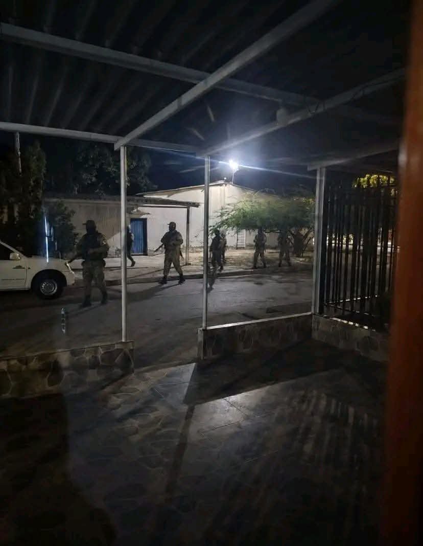 Romanosky_PH's tweet photo. Anoche el grupo narcoparamilitar Abelardista la Sierra Nevada, estaba reclutando jóvenes en Ciénaga Magdalena, armados hasta los dientes.
¿Por qué no llegó el Rambo de Temu, con su legión de escoltas para enfrentar a este grupo terrorista?
Y así demostrar lo valiente q dice ser.
Pero lo de ese payaso es puro show de héroe cómico.