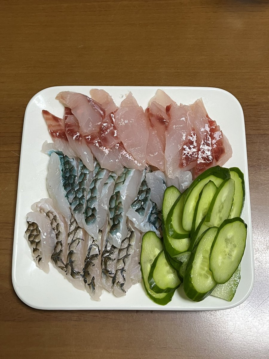 hiroani462030's tweet photo. 完成品🍽️お刺身、唐揚げ、魚汁🐟盛り付けはご愛嬌😅唐揚げはサバ追加、スーパーで北海道物産展アイテム追加で飲むぞ🍻 https://t.co/k45d1mHkHa