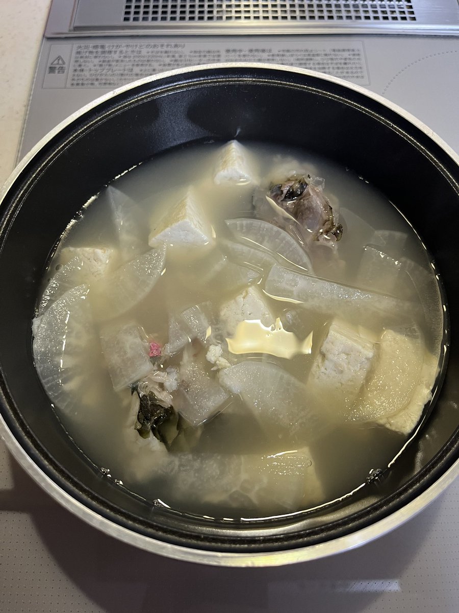hiroani462030's tweet photo. 完成品🍽️お刺身、唐揚げ、魚汁🐟盛り付けはご愛嬌😅唐揚げはサバ追加、スーパーで北海道物産展アイテム追加で飲むぞ🍻 https://t.co/k45d1mHkHa