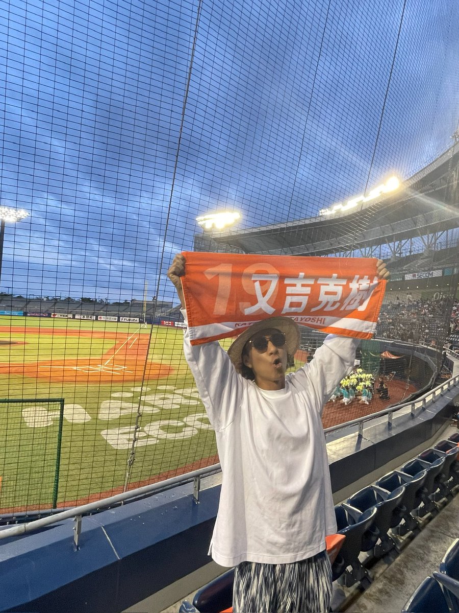 D_High_LoW's tweet photo. #又吉克樹 投手の引退試合・セレモニーを見届けに初の新潟へ！！

試合もピッチングもセレモニーに全部素敵やった✨
なかなかのスケジュールやったけど本当に行ってよかった！！

たくさんの興奮・感動・元気源をありがとう！！

13年間お疲れ様でした！！！

お花の数もセレモニーもスタジアムの雰囲気もどれだけ愛されてたか形に現れてた！
上林選手からもホークスやドラゴンズ、球界全体から芸能や色んなところからものすんごい数届いてた💐

また乾杯しよー！！
これからもちばりよー💪

大好きな選手や仲良しの選手や応援してる選手の引退っていうお知らせが毎年来るのが苦しいけどプロの厳しい世界で魅せてくれる野球が好きです！！

#オイシックス新潟アルビレックス
#イーシス #上林誠知