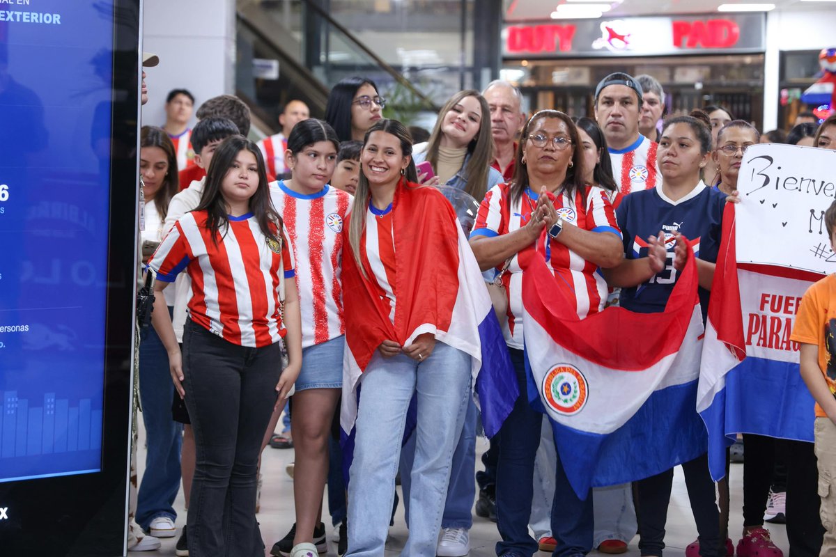 Albirroja's tweet photo. ¡La fiesta de los campeones! 

📸 Después de hacer historia en Santa Fe, llegó el momento de celebrar en casa, rodeados de quienes estuvieron siempre. 

¡Paraguay campeón! 🥇🏆

#VamosParaguay 🇵🇾 https://t.co/pPGDURRBt9