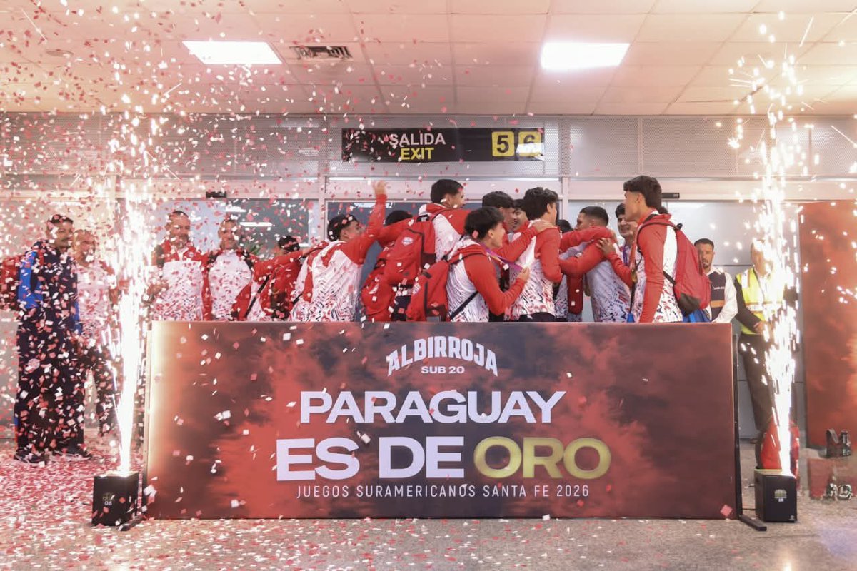 Albirroja's tweet photo. ¡La fiesta de los campeones! 

📸 Después de hacer historia en Santa Fe, llegó el momento de celebrar en casa, rodeados de quienes estuvieron siempre. 

¡Paraguay campeón! 🥇🏆

#VamosParaguay 🇵🇾 https://t.co/pPGDURRBt9
