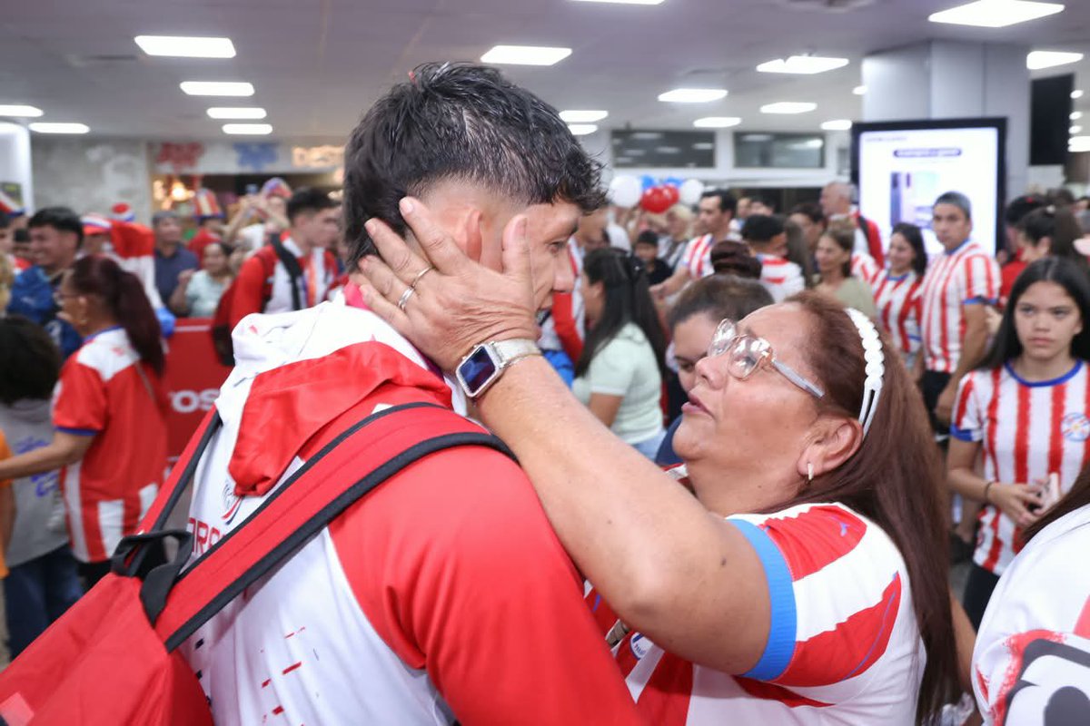 Albirroja's tweet photo. ¡La fiesta de los campeones! 

📸 Después de hacer historia en Santa Fe, llegó el momento de celebrar en casa, rodeados de quienes estuvieron siempre. 

¡Paraguay campeón! 🥇🏆

#VamosParaguay 🇵🇾 https://t.co/pPGDURRBt9