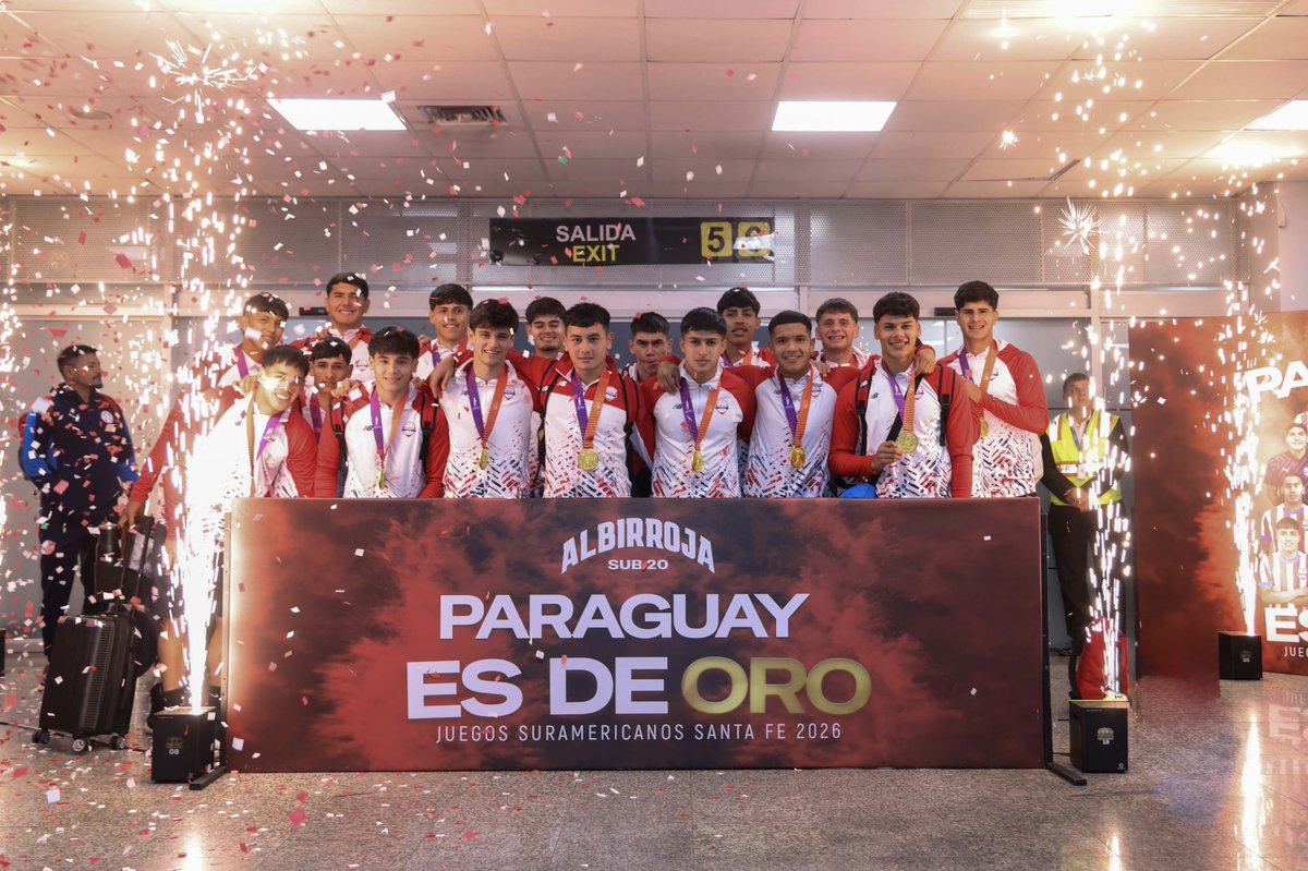 Albirroja's tweet photo. ¡La fiesta de los campeones! 

📸 Después de hacer historia en Santa Fe, llegó el momento de celebrar en casa, rodeados de quienes estuvieron siempre. 

¡Paraguay campeón! 🥇🏆

#VamosParaguay 🇵🇾 https://t.co/pPGDURRBt9