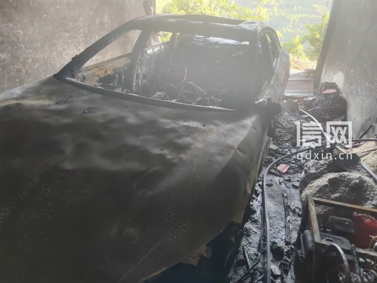 kakuyokusyugi's tweet photo. BYD HANを自宅敷地内に停車中、充電も走行もしていない状態で突然出火。
9月10日の消防の火災事故報告書では、出火元はエンジンルームで、電気配線の故障による出火を排除できないとのこと。
BYD側は賠償に応じず、「裁判で」と対応。

こうした実情を取材せずに、「日本勢は学べるか」と報じる日経 https://t.co/hjbkW1gv2l